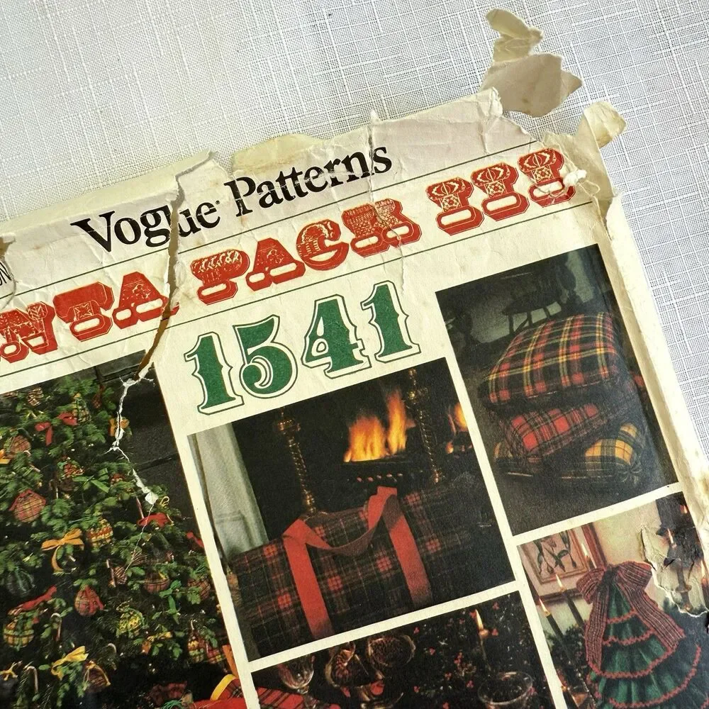 Vogue Sewing Pattern 1541 Christmas Decor Wreath Log Carrier Placemats Pillows